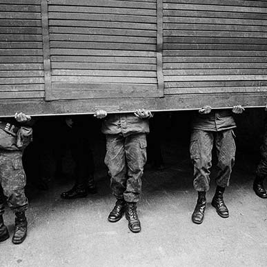 © Alejandro Hoppe, Tribunal militaire, Santiago, du livre Chile desde adentro, Chile, 1987 Courtesy Galerie NegPos
