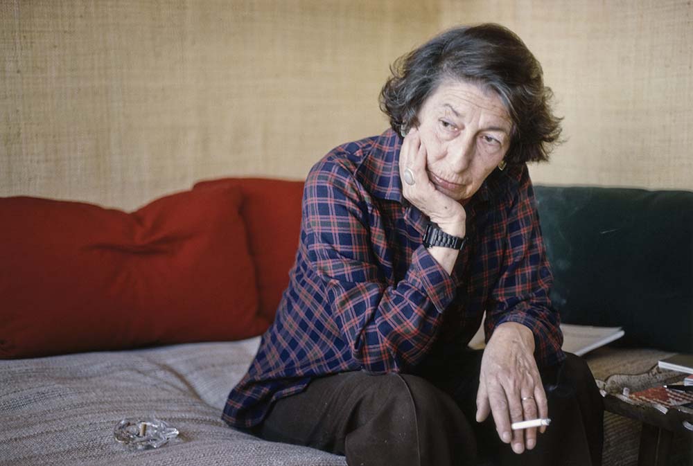 Gisèle Freund chez elle, à Paris, 1975